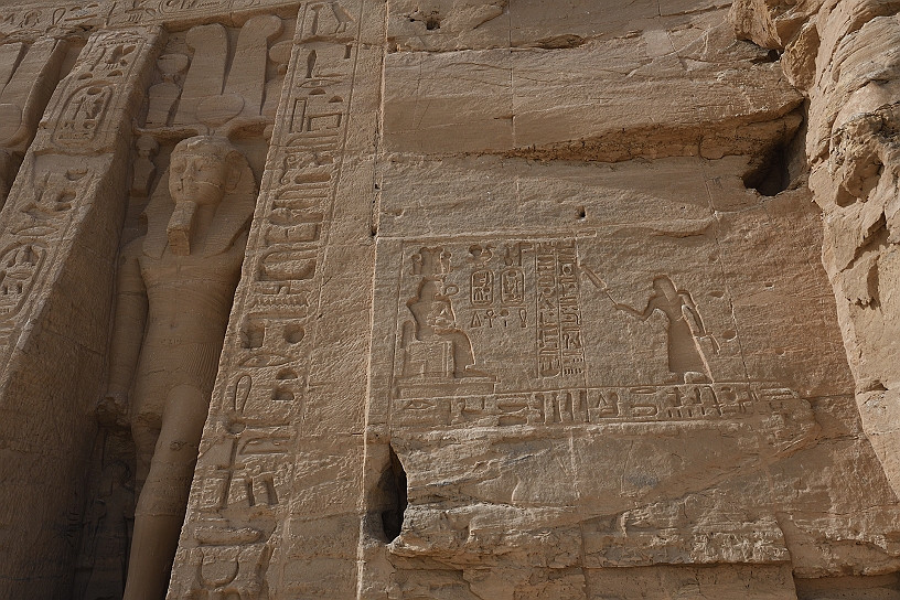 33 MAK_6587.jpg - Su lato, in un bassorilievo, la regina Nefertari è raffigurata nell'atto di offrire degli strumenti musicali sacri alla divinità Hathor, che è la dea dell'amore, della musica e della maternità, ed è la divinità a cui è dedicato questo tempio.